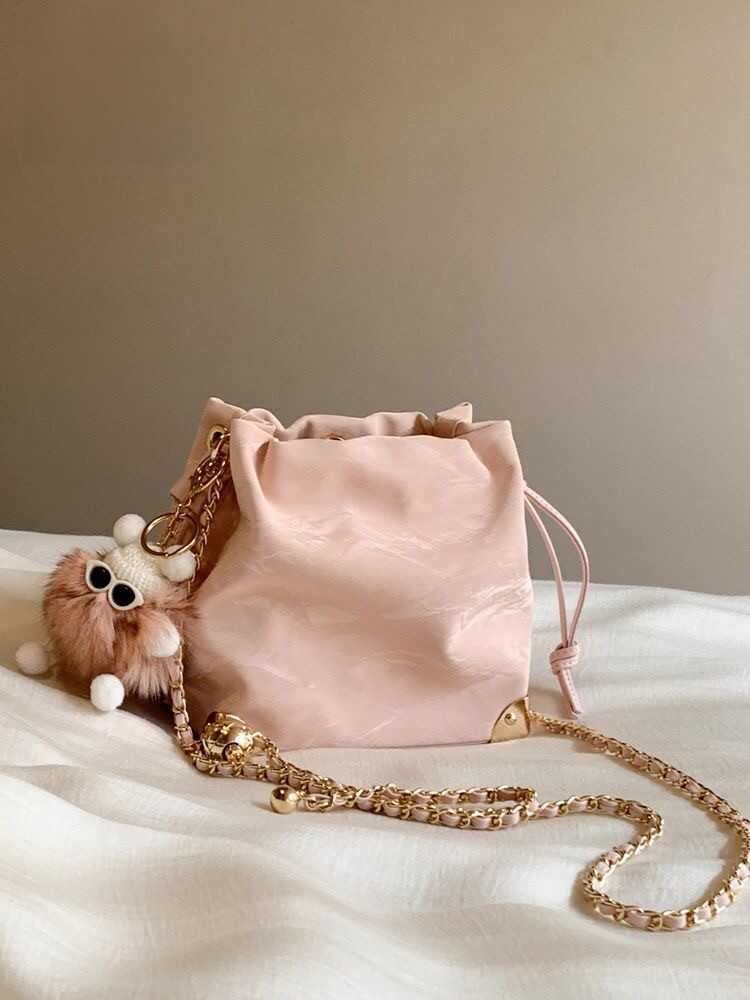 

Bags are popular for women this spring and summer, pleated bags, chain bags, niche bucket bags, high-end exquisite oblique span bags. розовый