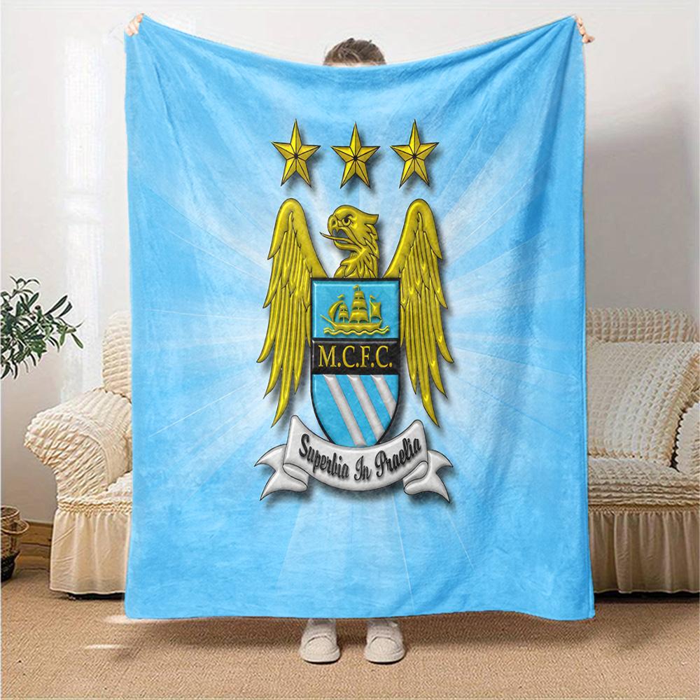 Fotbalová deka Manchester Crest z flanelu, měkký polyester, moderní design, celoroční pro kempování, cestování, dárky k svátkům nebo narozeninám