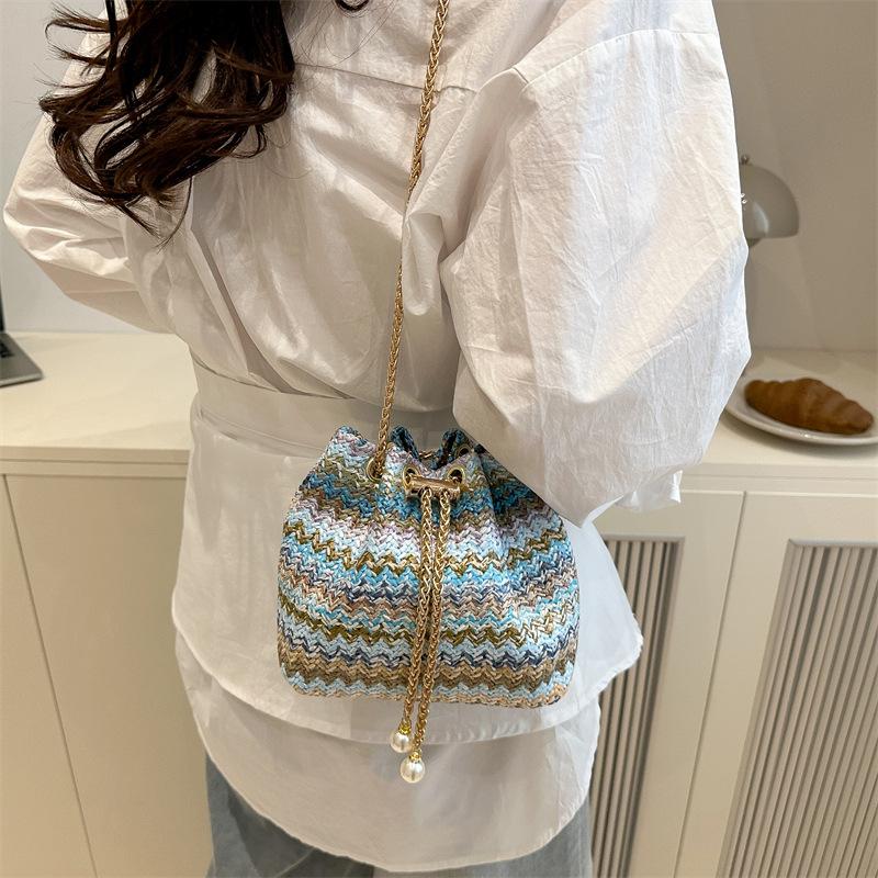 Modische ethnische Stil Stroh gewebte Eimer Tasche Damen Tasche Sommer Neu Kontrastfarbe Umhängetasche Trendige Kette Umhängetasche