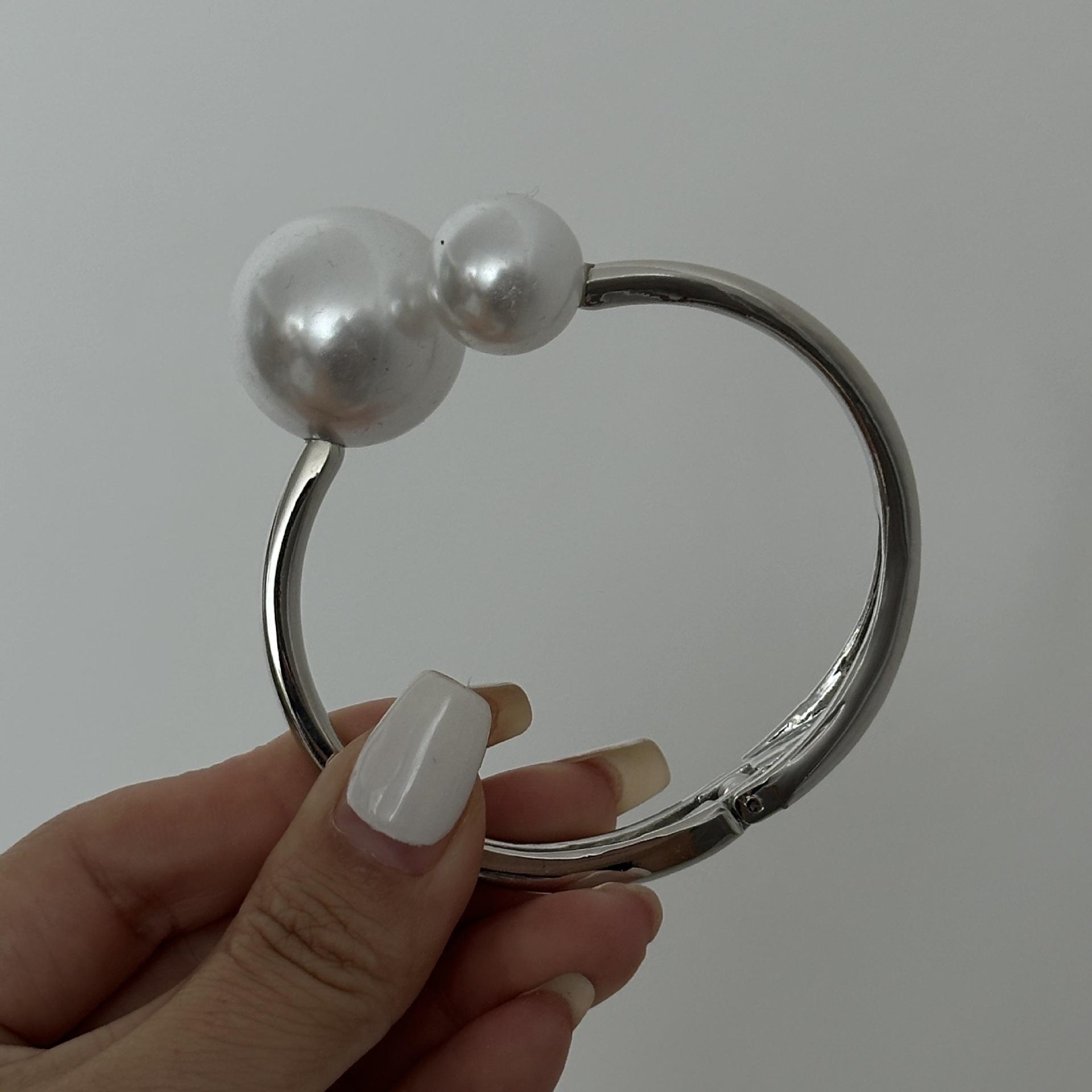 

Textured Smooth Water Drop Hug Bracelet, Fashionable and Trendy Design Spring Bracelet