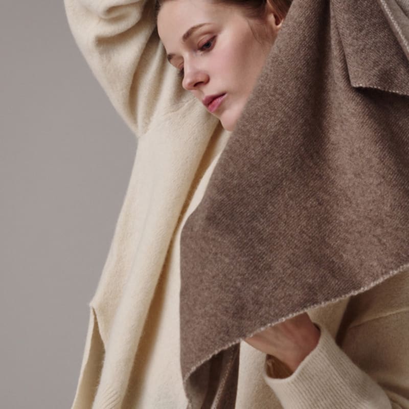 Saint Luxure 100% Cashmere Triangle Petite Muffler Beige