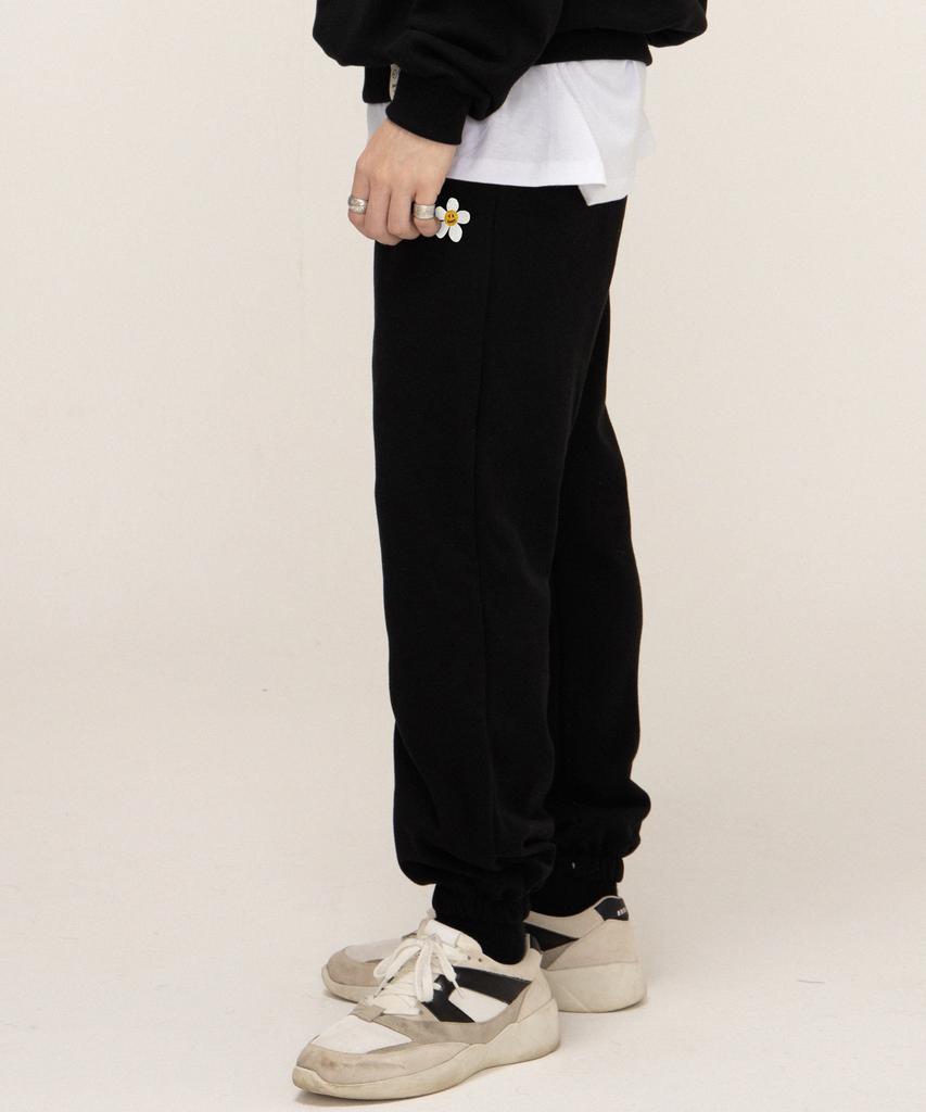 Graver [Unisex] Flower Dot Embroidered Sweat Jogger Pants_Black