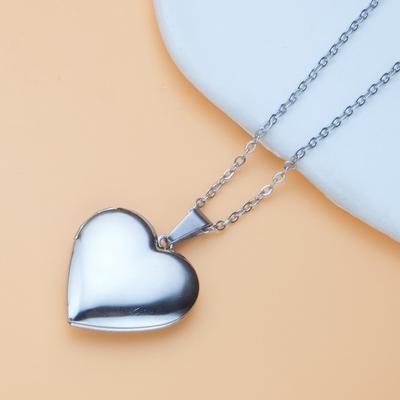 Κολιέ με κορνίζα φωτογραφιών από ανοξείδωτο ατσάλι σε σχήμα ασημί-χρυσού και γυαλιστερό ανοιχτό καρδιές