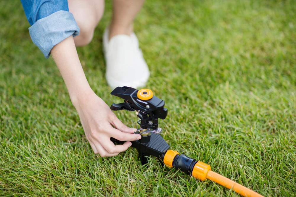 Fiskars Zraszacz Ogrodowy Pulsacyjny Obrotowy Na Kółkach Metalowy 500M2
