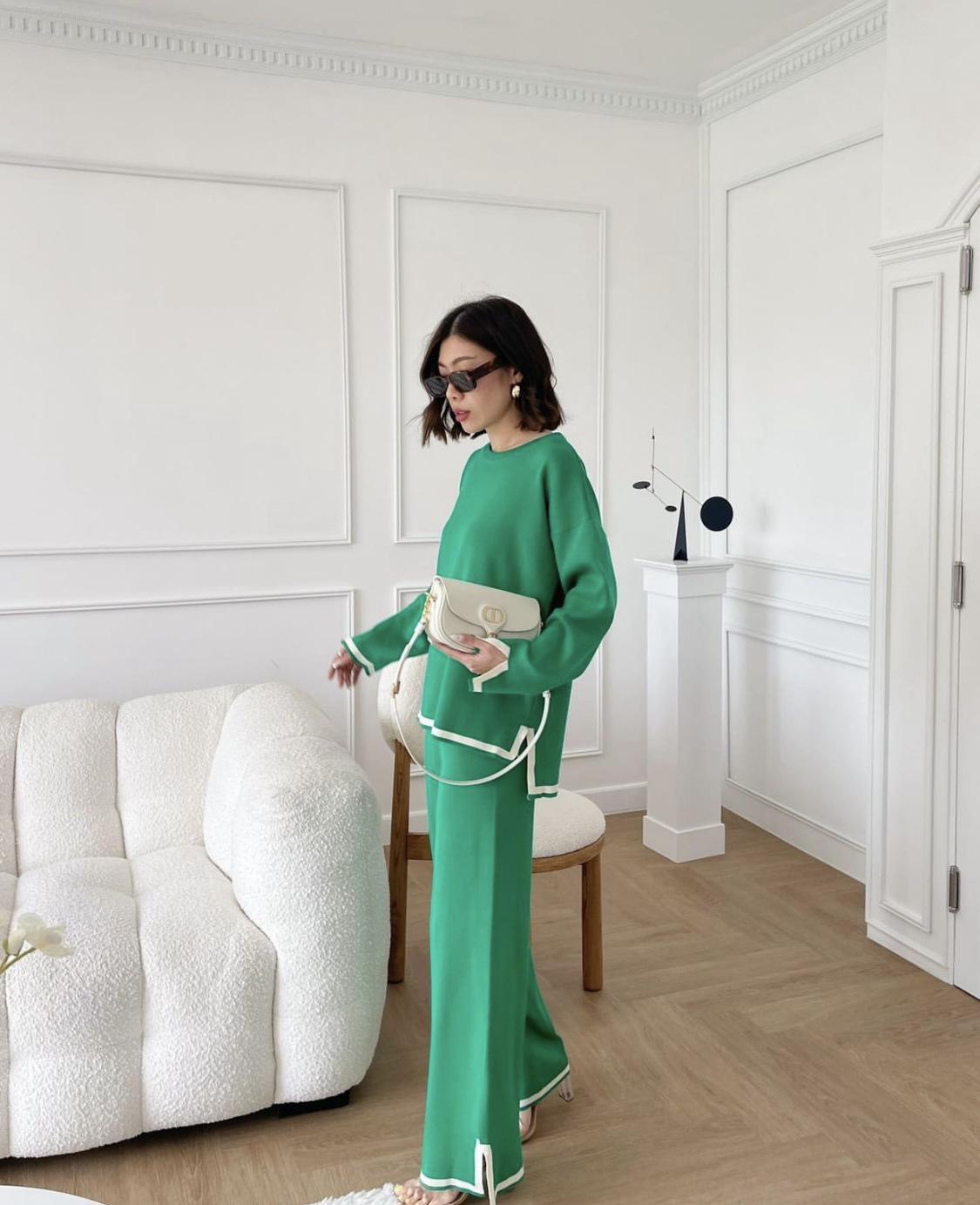 

Осень 2025 г. Комплект из вязаного свитера контрастного цвета и широких брюк с высокой талией L