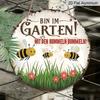 2D Vlak - Decoratieve Plaquettes En Ornamenten - een Vintage Bij En Bloementuin Plaquette - Met De Duitse Zin "BIN IM GARTEN!" MET DE BUMMEL