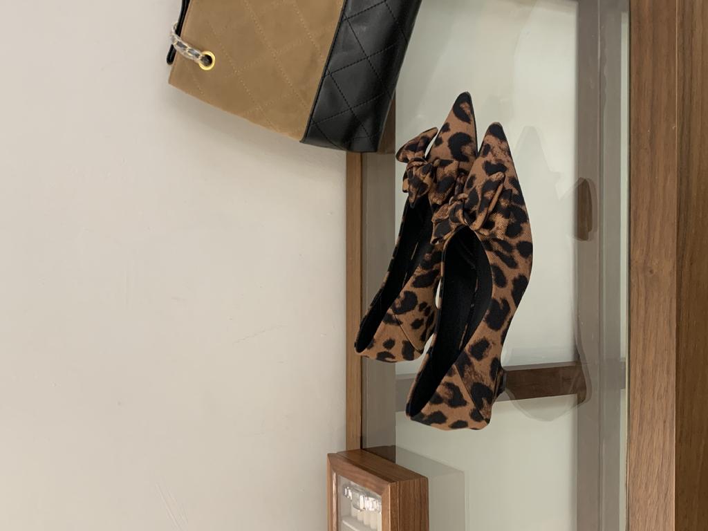 2025 Herbst neue spitze Wildleder Schleife Retro niedrige Absätze Damenschuhe Mode dicke Absätze Pendlerschuhe