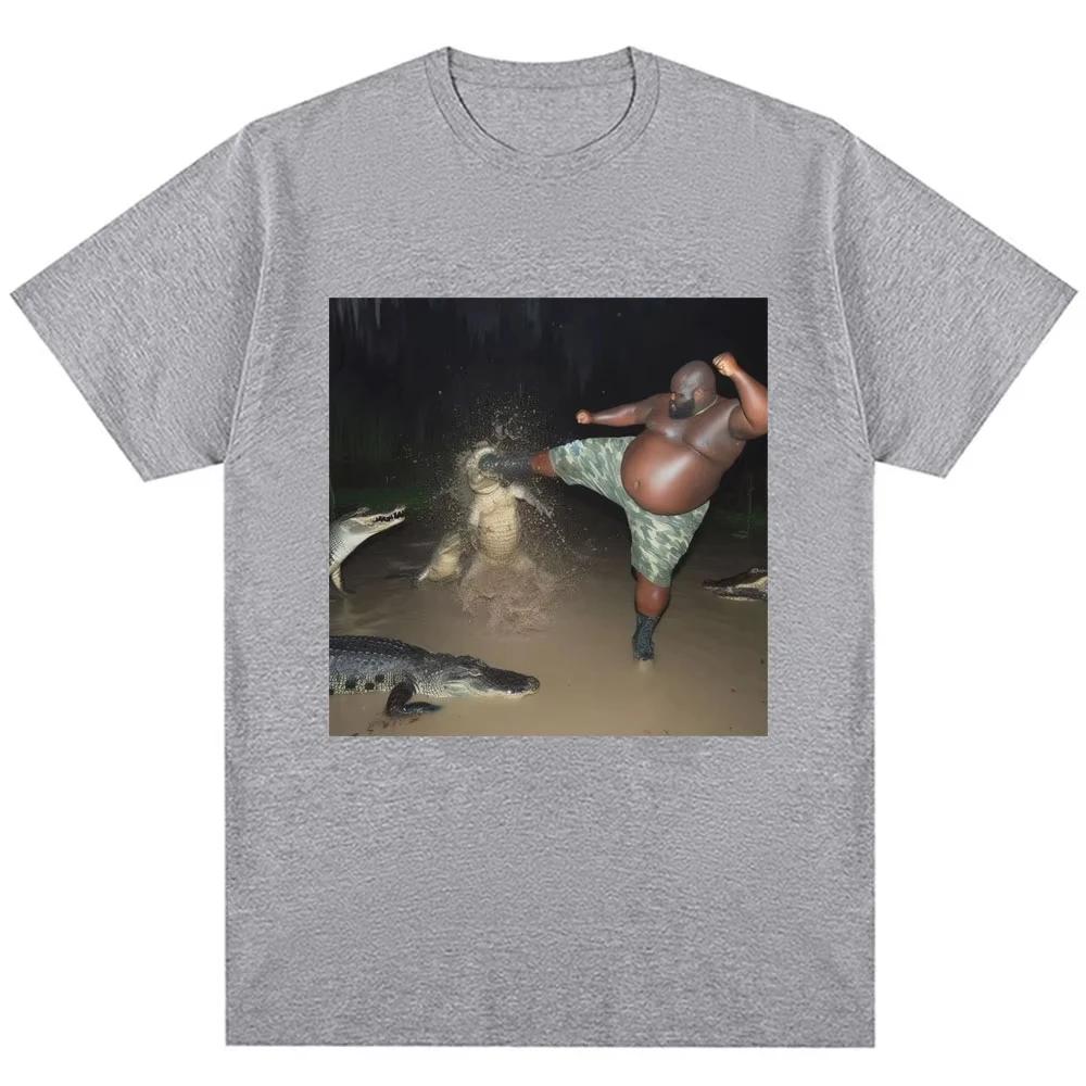 

2025 Summer Funny Man Kick Alligator in Swamp Meme T-shirt Men Women Humor Vintage Short Sleeve Cotton Casual T-shirt S
