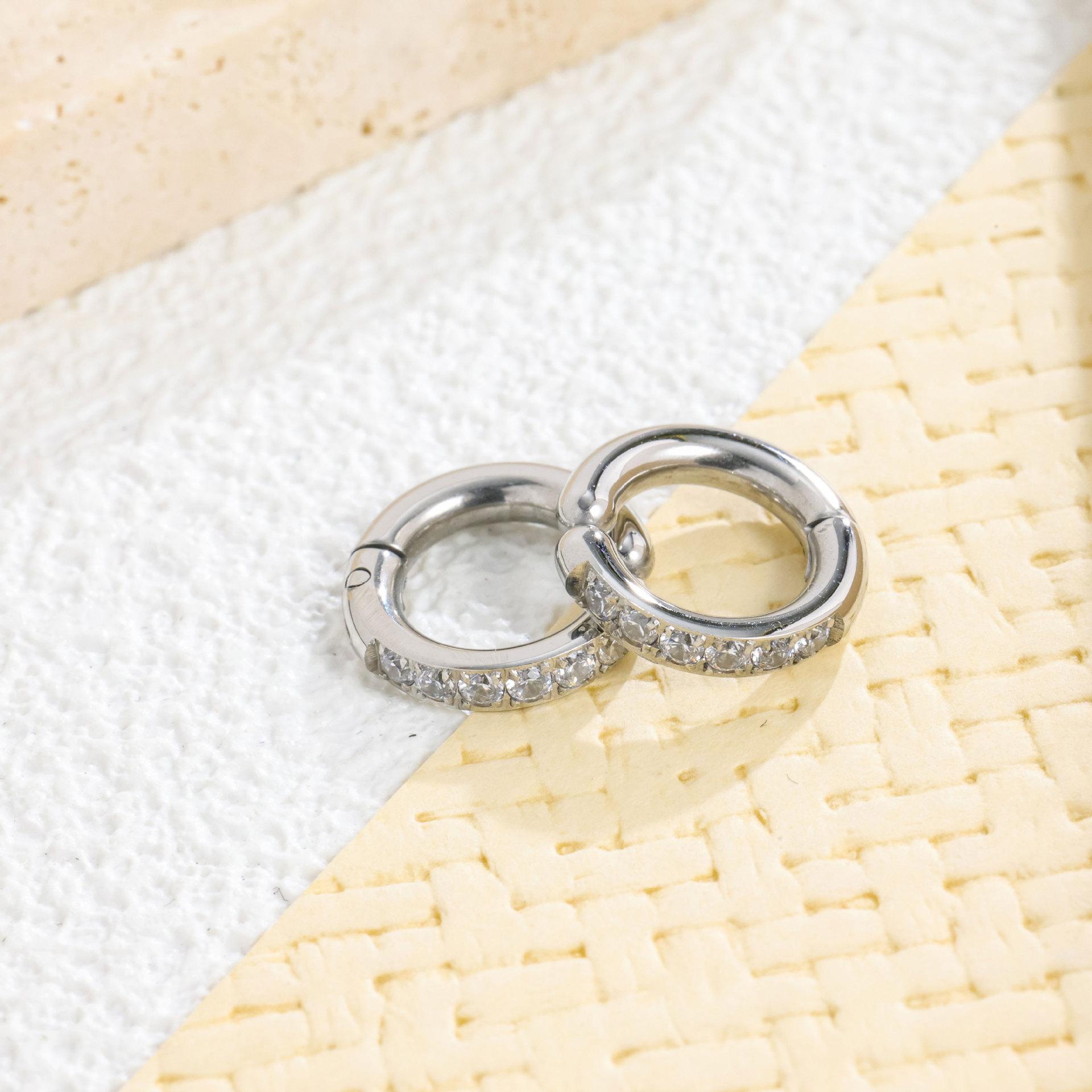 

Light luxury personality without ear holes, six-diamond earrings, fashion temperament, titanium steel earrings, women do not fade and versatile