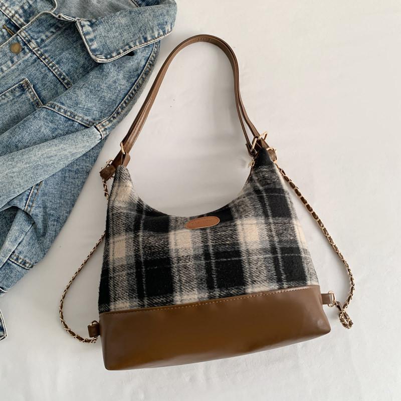 Trendy Chain Shoulder Bag With Chic Minimalist Design Ideal For Casual Outfits In Red Checkered