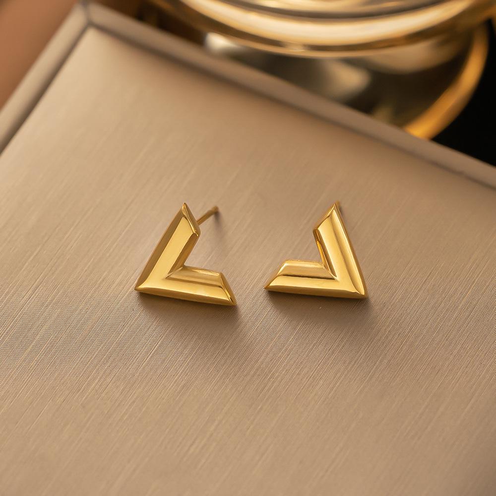 Korean Fashion V Letter Titanium Steel Necklace - Women's Simple Non-Fading Pendant Clavicle Chain