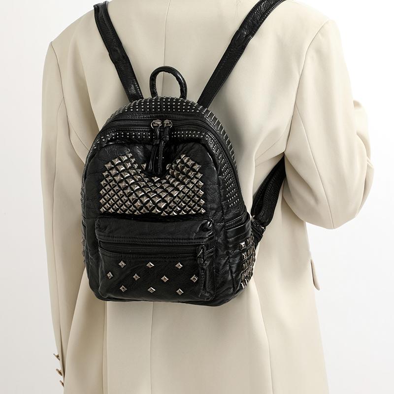 Nietenverzierter Rucksack Modischer Punk-Stil Rucksack für Damen Lässiger täglicher Gebrauch Leichter Rucksack mit Nieten für den täglichen Weg zur Arbeit, Schule und Reisen