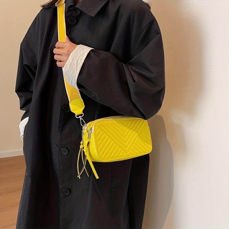 Элегантная однотонная стеганая сумка через плечо с шевронным узором: Стильная квадратная — фото 15