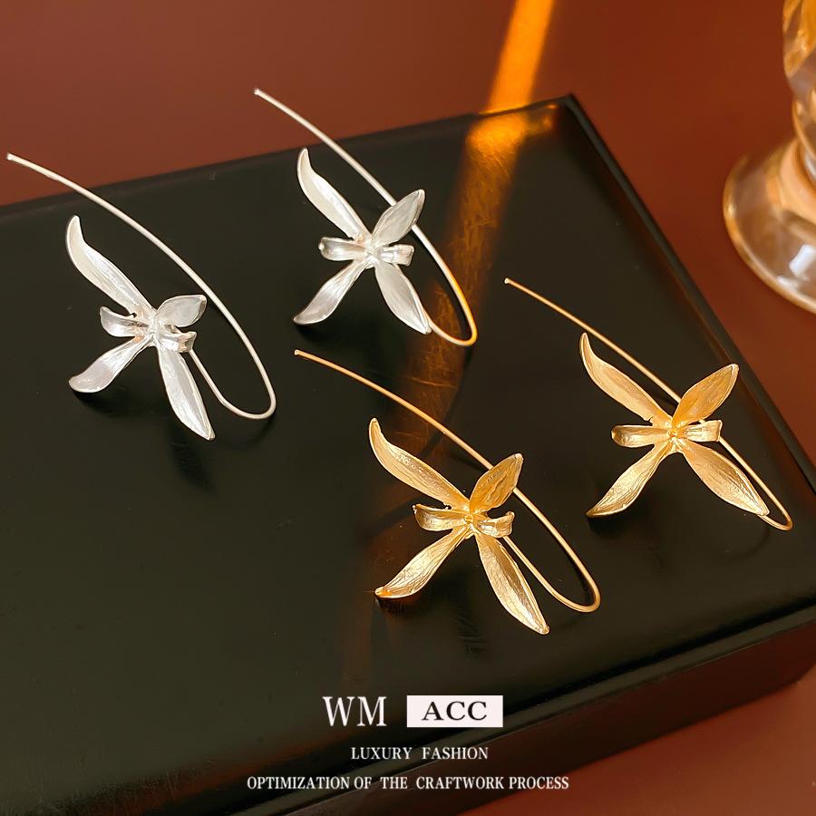 New Chinese-style Vintage Versatile Iris-inspired Earrings in A Minimalist Fashion Style