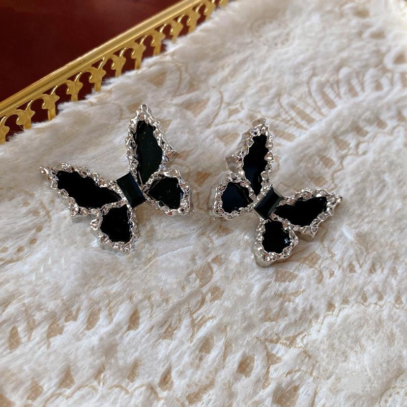 Silver Needle Diamond & Pearl Flower Stud Earrings - French Retro Fashion Design for Women.