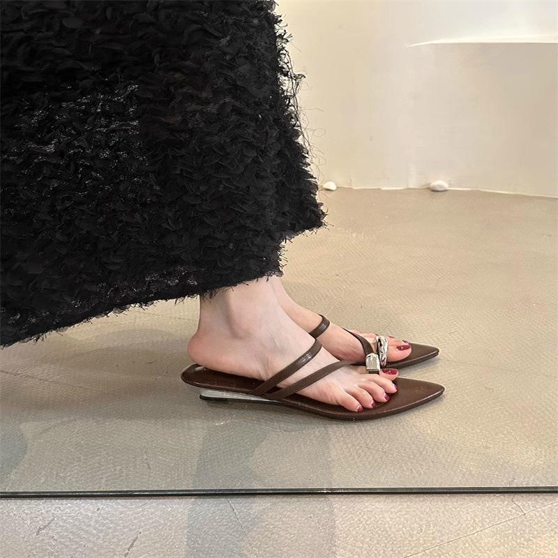 Pointed French wedge heel retro cool slippers women's summer wear 2025 new niche set toe strap Roman sandals