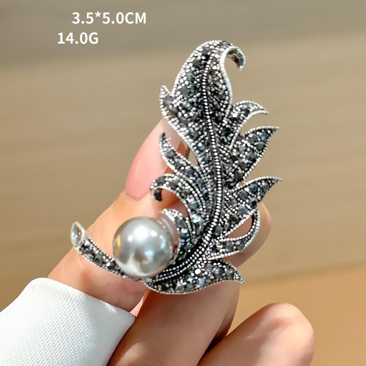 

Модная Серебряная Жемчужная Листовая Брошь Высокое Чувство Темперамент Легкий Роскошный Корсаж Нишевый Дизайн Одежда Аксессуары