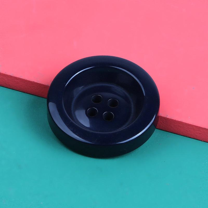 

Высококачественные цветные утолщенные пуговицы Женская одежда Кашемировое шерстяное пальто Пуговицы Смола Черные круглые пуговицы на четыре отверстия navy blue * 34L = 21.0 MM * Round