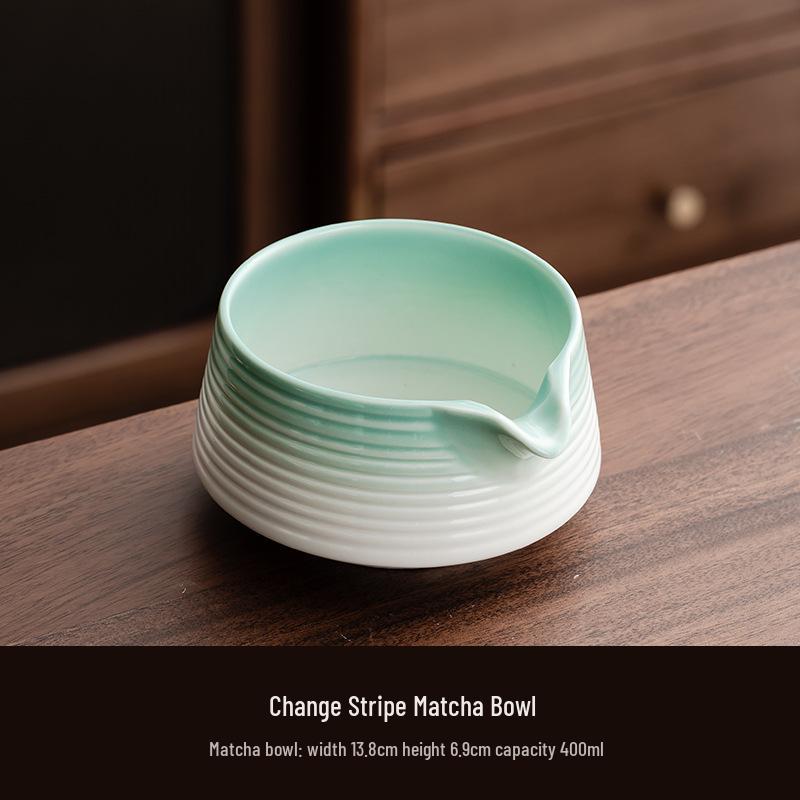 Ręcznie robiona duża japońska ceramiczna miseczka do matchy i zestaw trzepaczki