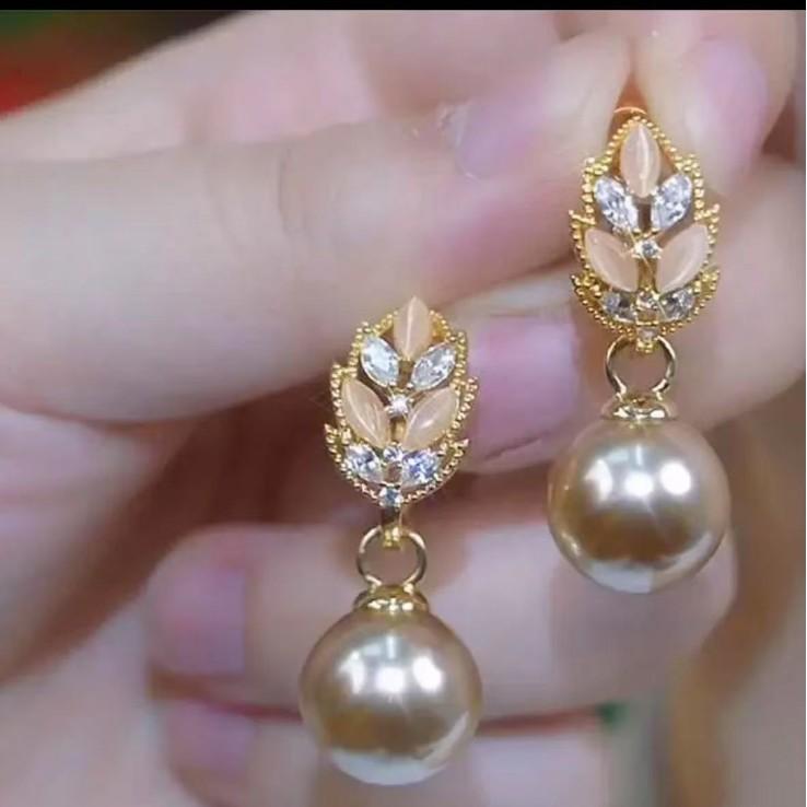 

Coffee super flash opal leaf pearl earrings 111 silver needle temperament personality light luxury earrings earrings 925 silver needle