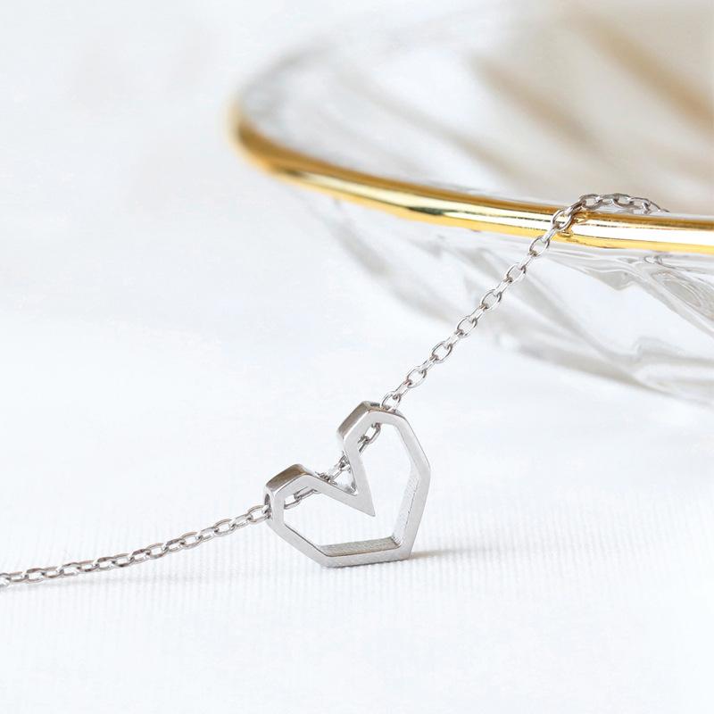 Frische hohle Liebeshalskette für Damen, schlichter Anhänger für Studenten, herzförmige kurze Halskette, Hipster-Freundin-Geschenk