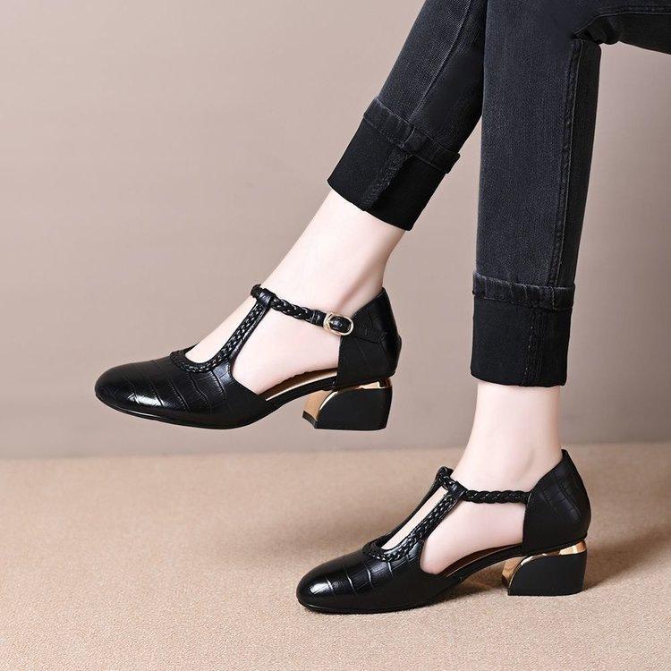 French Bag Head Sandals Women's 2025 New Summer Round Head Woven Stone Pattern Thick Heel Single Shoes Retro Low Heel Leather Shoes