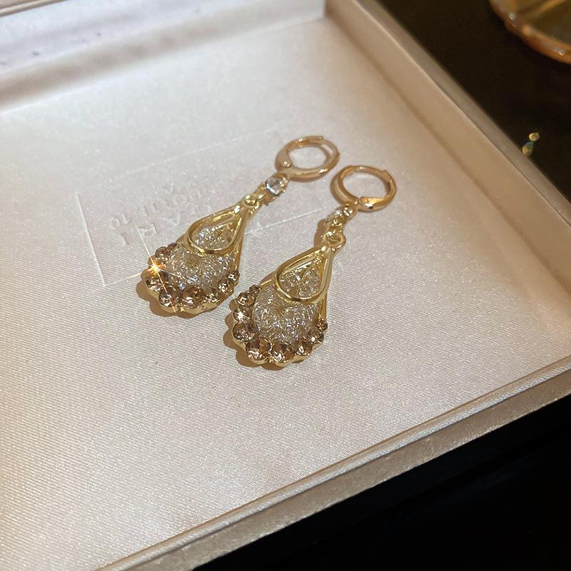 

Пурпурные серьги-пусеты с жемчугом и стразами