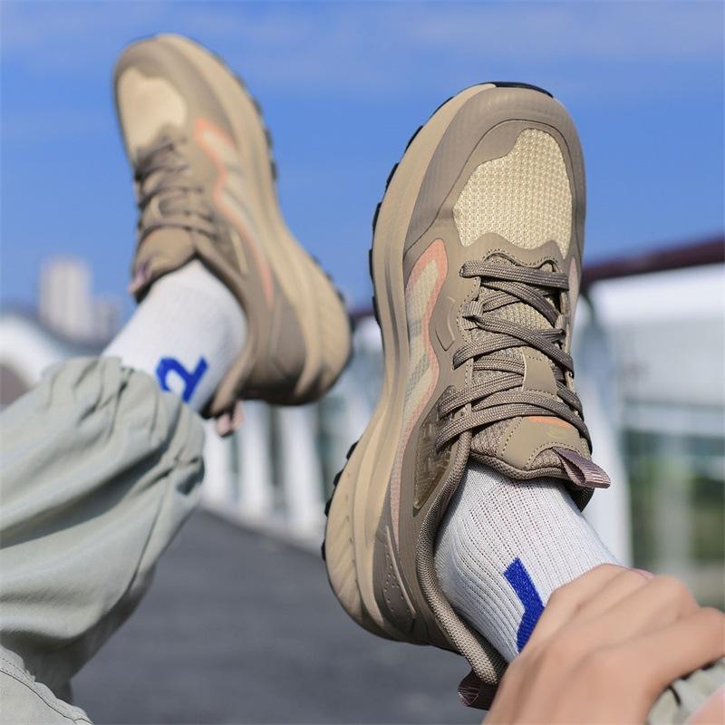 Hochwertige, flache Sneaker mit weicher Sohle und Dämpfung – leicht, bequem und ideal für Outdoor-Aktivitäten. Perfekt für den Alltag.