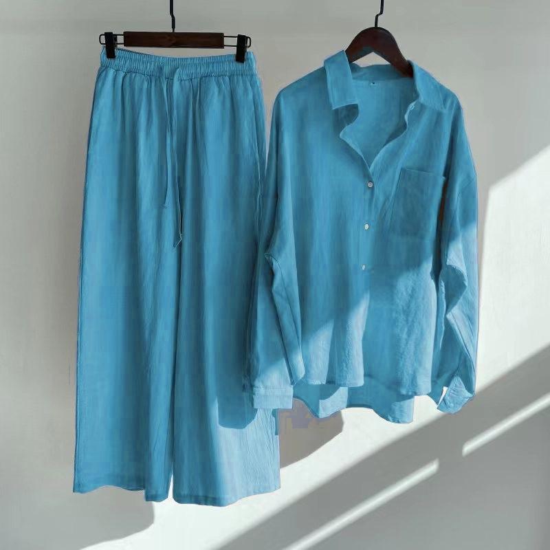Completo estivo da donna in camicetta e pantaloni casual a due pezzi