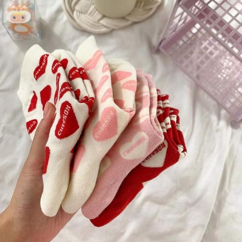 Herzförmige Buchstaben Mid-Calf-Socken für Damen, Frühling und Herbst, College-Stil, Süße und trendige Sportsocken für Mädchen