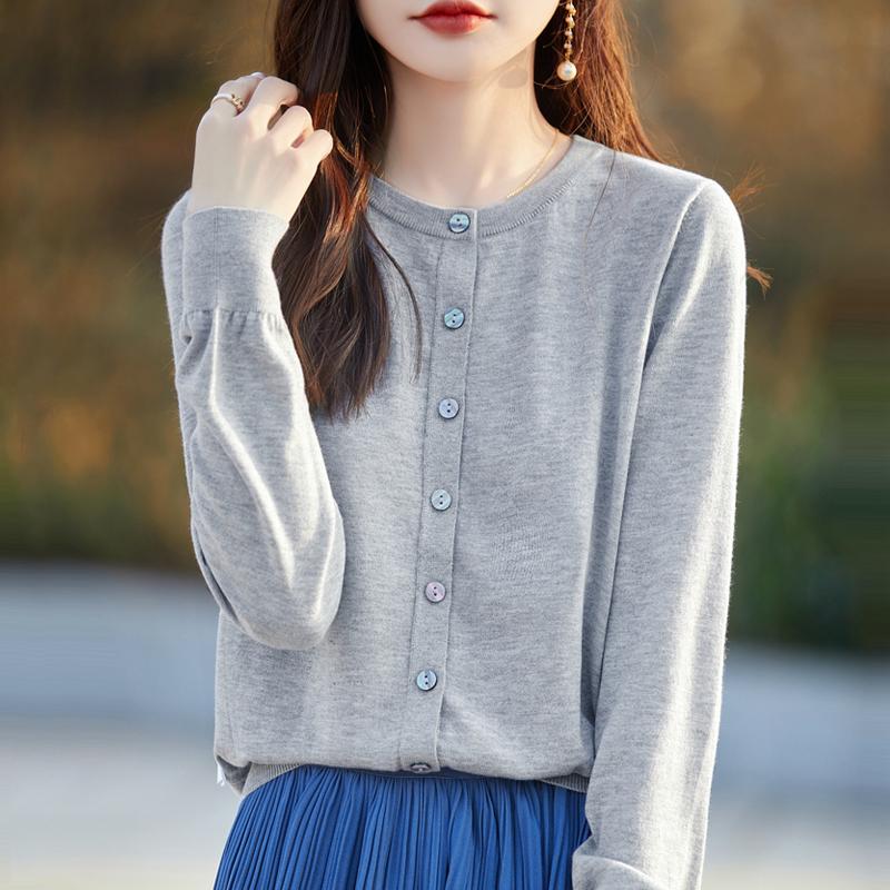 Leichte Strickjacke für Damen aus 50 % Wolle und 50 % Maulbeerseide – vielseitige Strickware für 4 Jahreszeiten für ganzjährigen Komfort und Stil