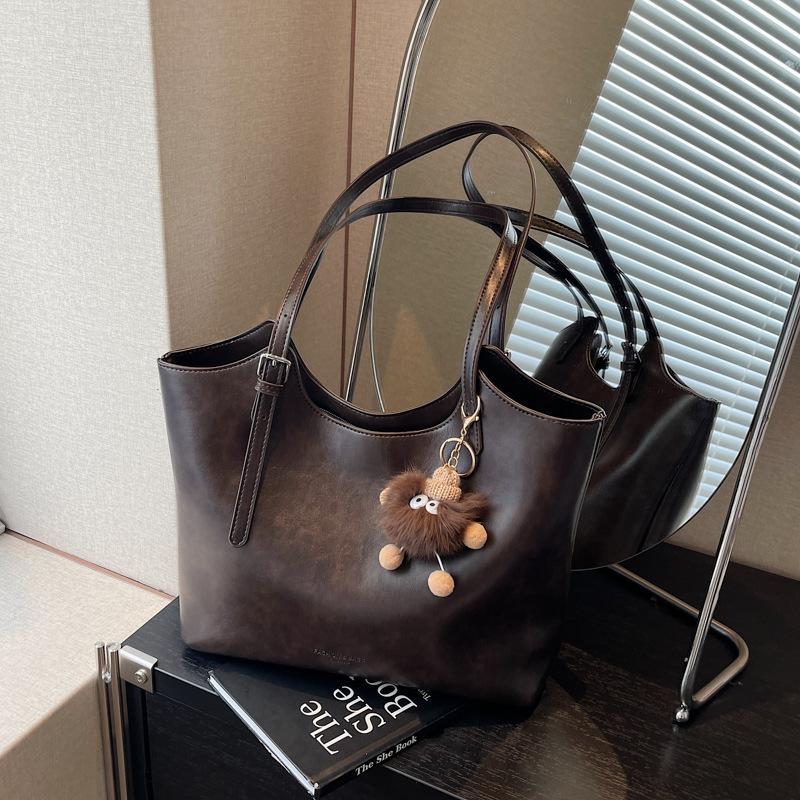 Retro texture large-capacity bag women's autumn and winter new shoulder bag premium versatile commuter tote bag