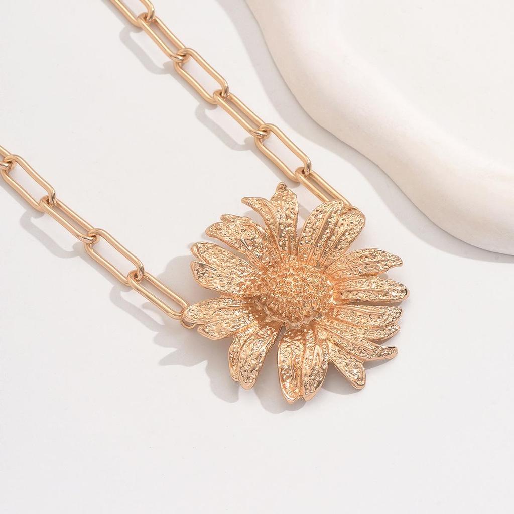 European & American Retro 3D Gold Flower Pendant Necklace - Versatile Clavicle Chain