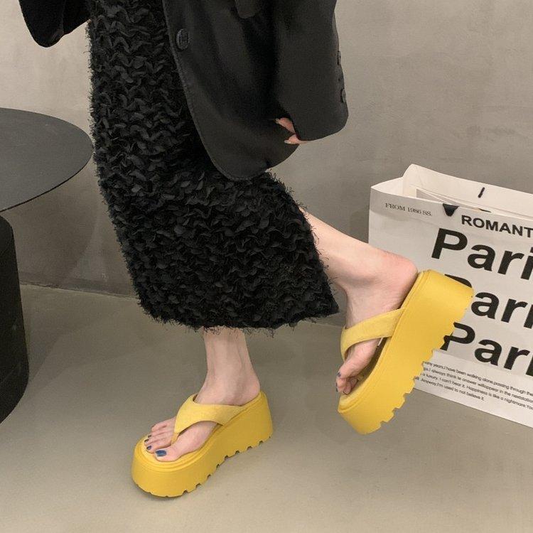 

Muffin thick-soled foot-pinching flip-flops women s high-heeled cool slippers women s summer wear 2025 new beach toe sandals 35