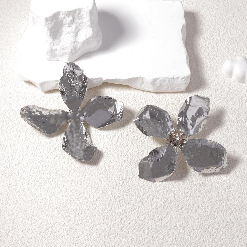 Exaggerated three-dimensional flower earrings for women, a light luxury and high-end metallic style, fashionable and individual earrings for women