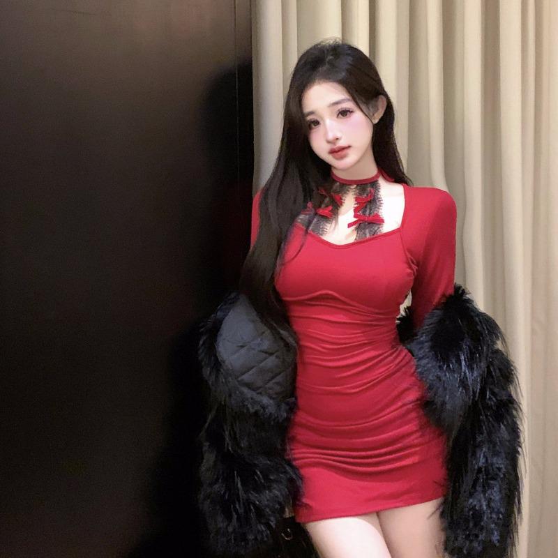 Schickes Strickkleid mit Spitze, Neckholder, Slim Fit, hüftumspielendem Rock und langen Ärmeln