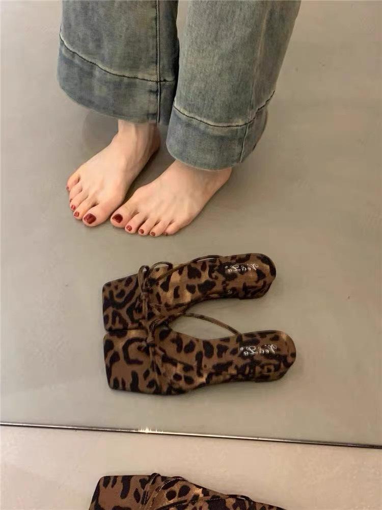 

Французские туфли на танкетке, шлепанцы с перемычкой для ношения с юбкой, женская обувь, лето 2025, обувь интернет-знаменитости с леопардовым принтом, крутые шлепанцы 40 цветной печати леопарда