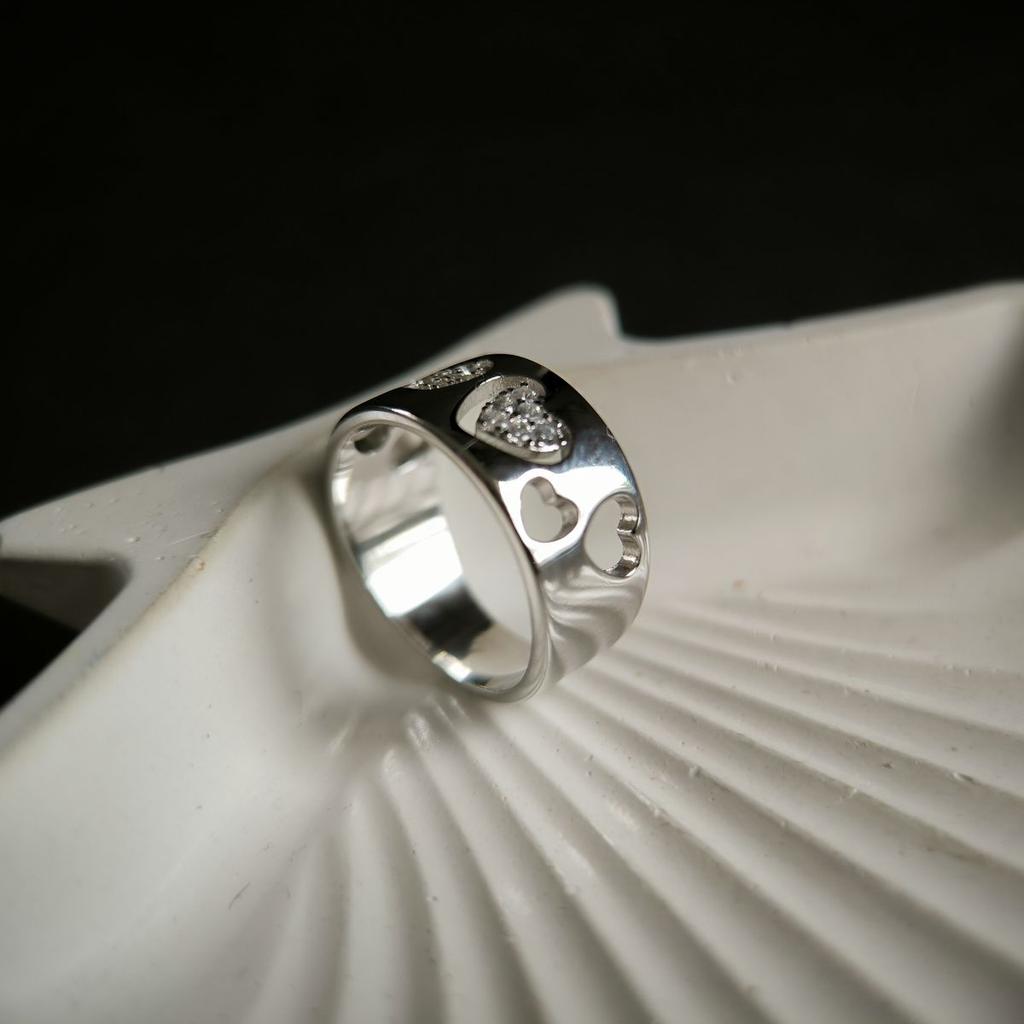 Серебряное кольцо с фианитами, вес изделия 6,3 гр (2181231)