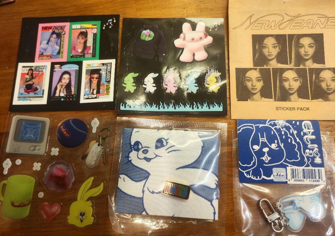 

[USED] new jeans stickers, badges, keychains