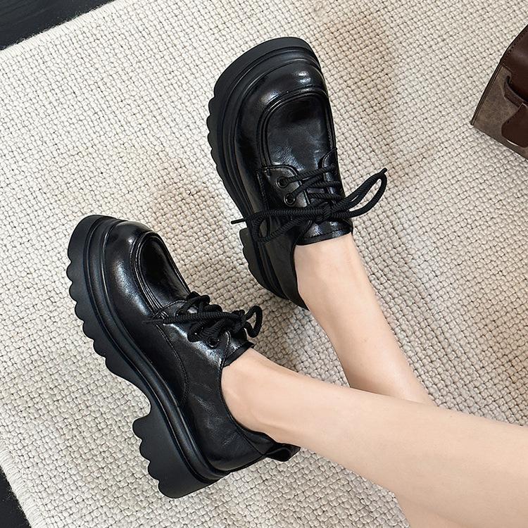 Кожаные женские весенние новые универсальные модные туфли на платформе в британском стиле в стиле колледжа на толстом каблуке в британском стиле одинарные туфли 35 чёрный 5749₽