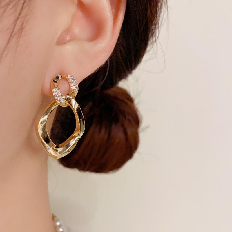 Temperamental and Fashionable Diamond-studded Metal Geometric Earrings for Women, Light Luxury and Cool Style Earrings