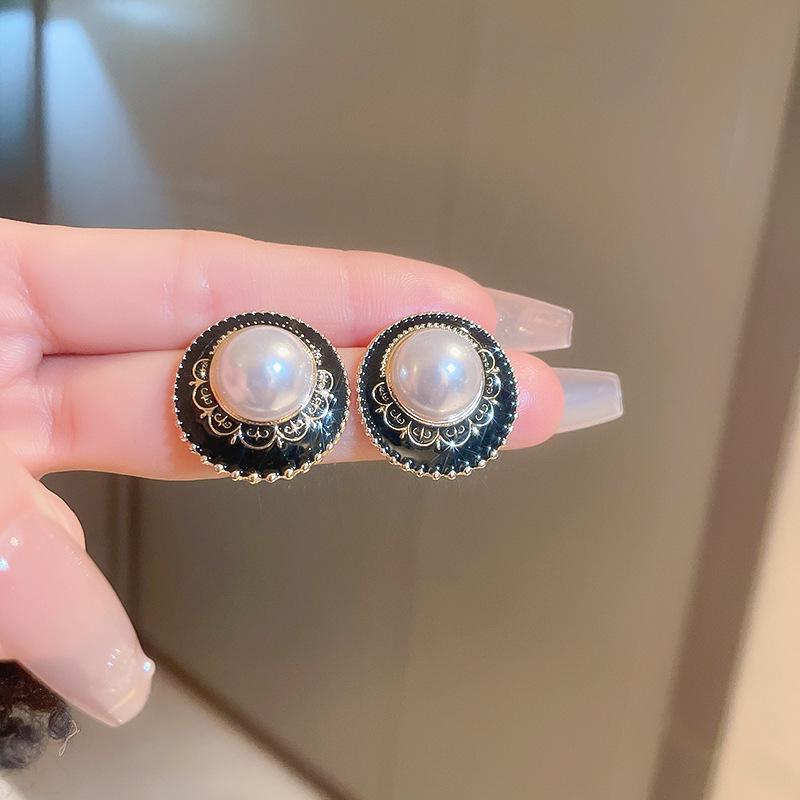 Silver Needle Diamond & Pearl Flower Stud Earrings - French Retro Fashion Design for Women.