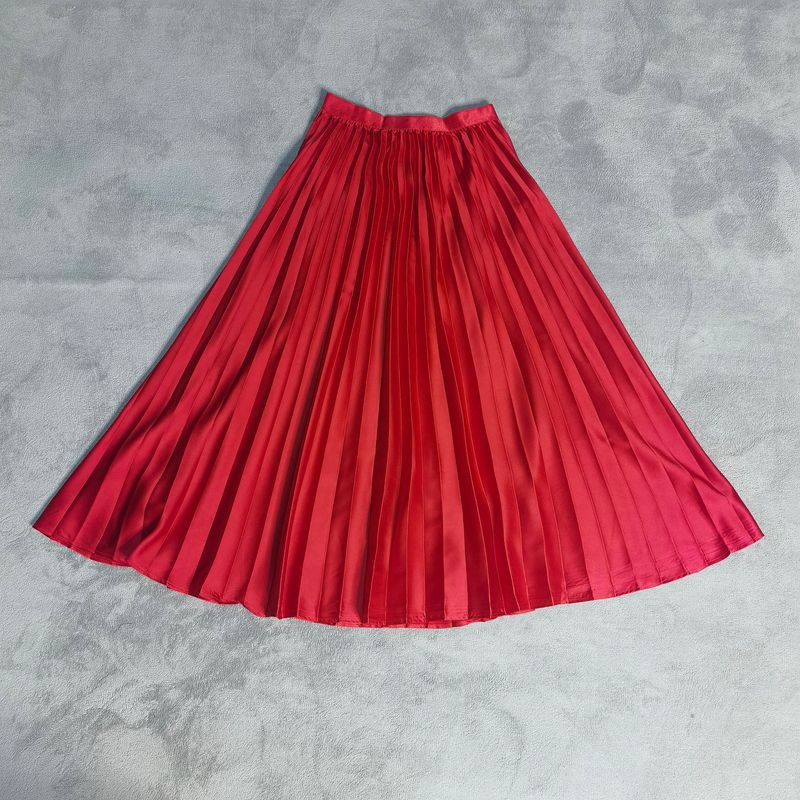 

Экспортная жемчужно-глянцевая длинная юбка кованая поверхность легче всего сочетается высокая талия стройнящая А-силуэт юбка женская средней длины длинная длина плиссированная юбка Red XS