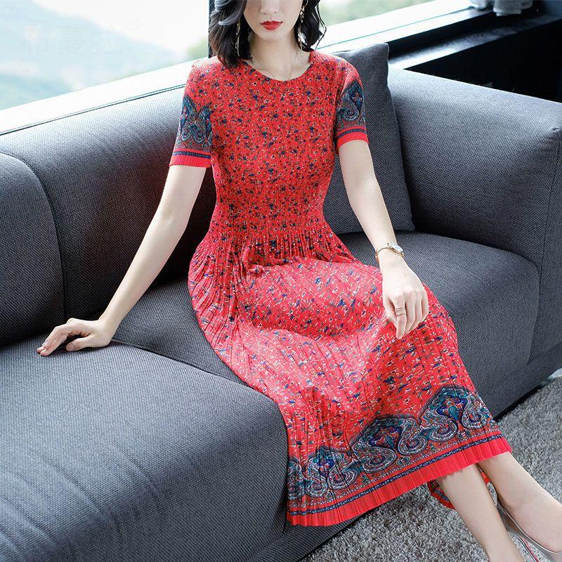 

Женское летнее плиссированное платье с фрагментарным цветочным принтом, новая свободная плиссированная юбка средней длины с прикрытым животом для похудения One Size красный