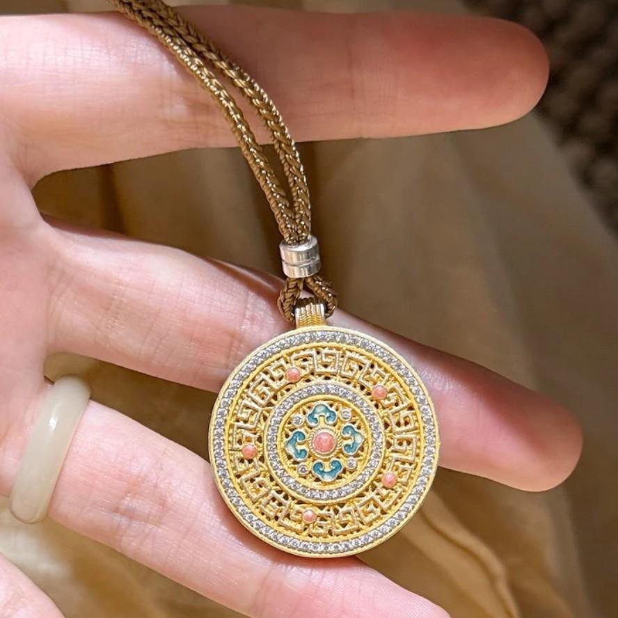 New Chinese-style Gold-painted Enamel Cloud Brocade Compass Long Sweater Chain Pendant Necklace for Women, Light Luxury, Niche, High-end Feel