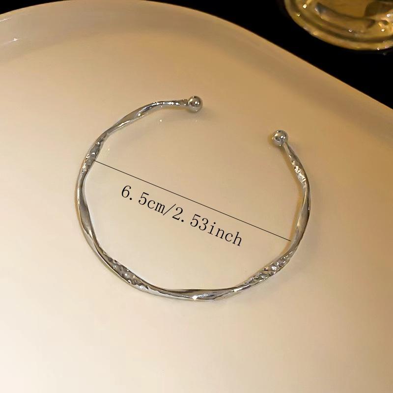 A Women's Bracelet with a Twisted Opening, Adjustable, Simple and Versatile Jewelry Suitable for Everyday Wear