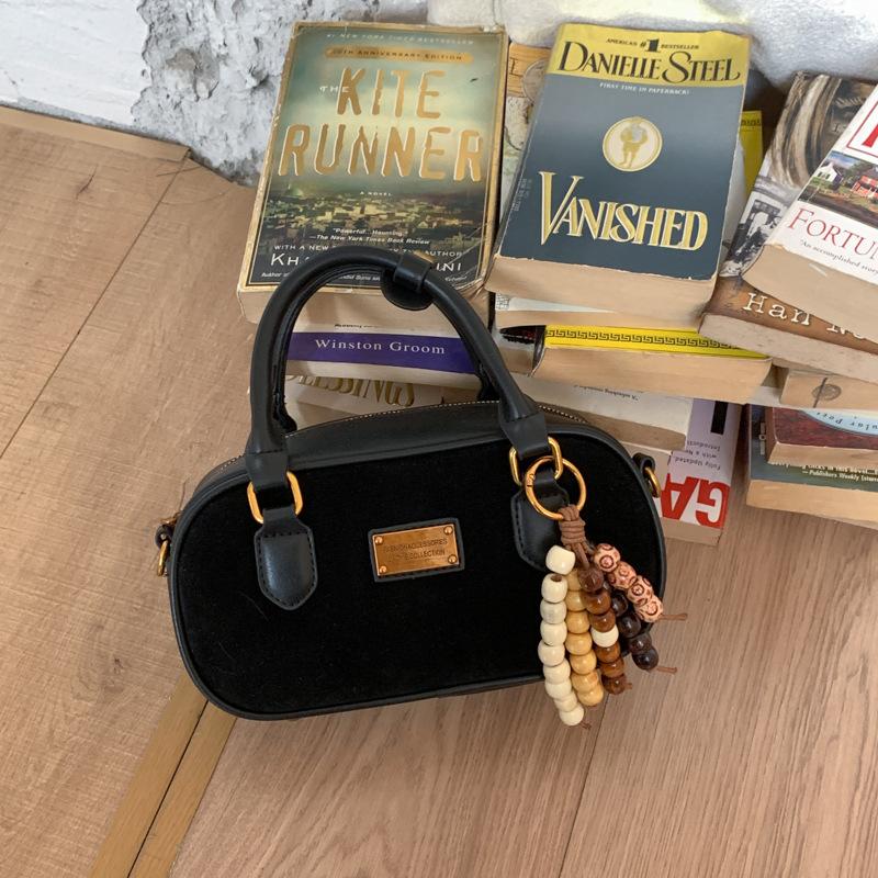 

Korean version of simple small bag women s 2025 autumn new niche high-value single shoulder portable girlfriend bag messenger bag