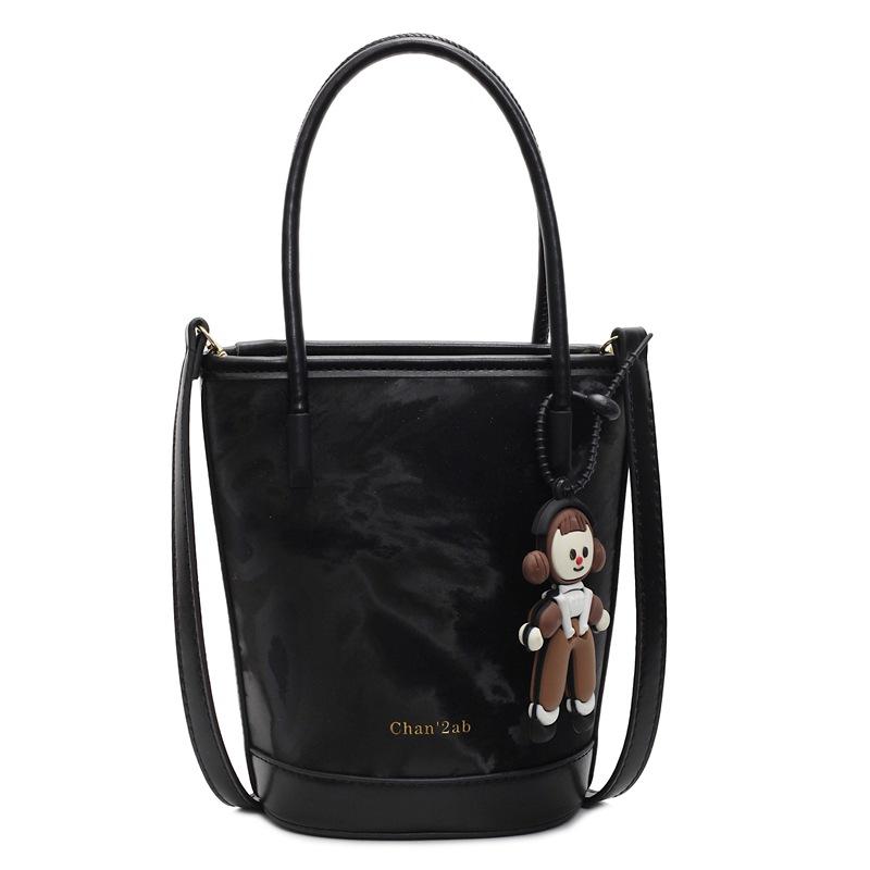 This year, simple and contrasting colors are popular. Korean hand-carried bucket bags are fashionable, commuting and versatile, and high-end textured