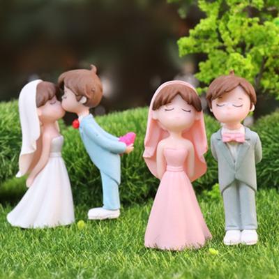1 Paar Miniatuur Bruidstaart Toppers Mini Bruid en Bruidegom Beeldje Romantisch Kussend Paar Hars Beeldje voor Jubilea Verlovingsfeest Bruidsdouche