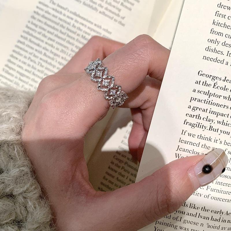 

Французское ретро кольцо с выветрившимся полым дизайном, инкрустированное цирконом, в придворном стиле, нишевое, универсальное, с характером, с высокой цветостойкостью